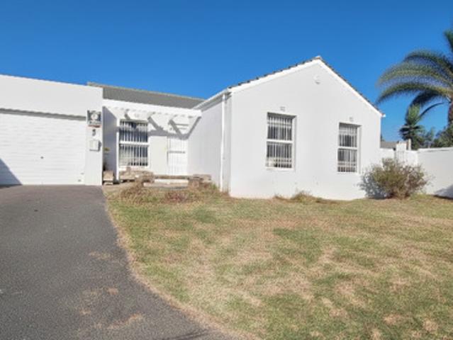 3 Bedroom House in Sunningdale