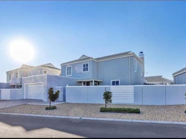 3 Bedroom House in Sunningdale