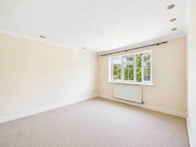 3 bedroom House in Penn Road, Slough