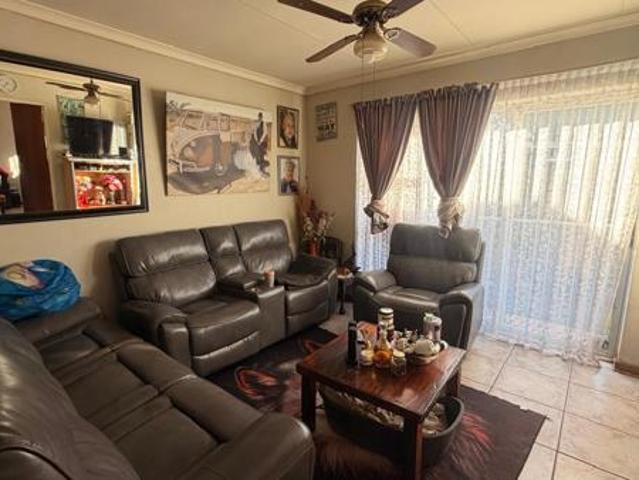 3 Bedroom House in Roylglen Gardens
