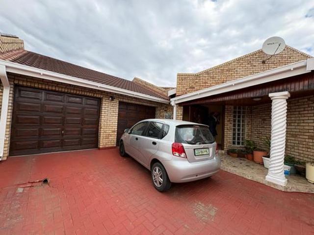 3 Bedroom House in Roylglen Gardens