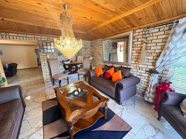 3 Bedroom House in Roylglen Gardens