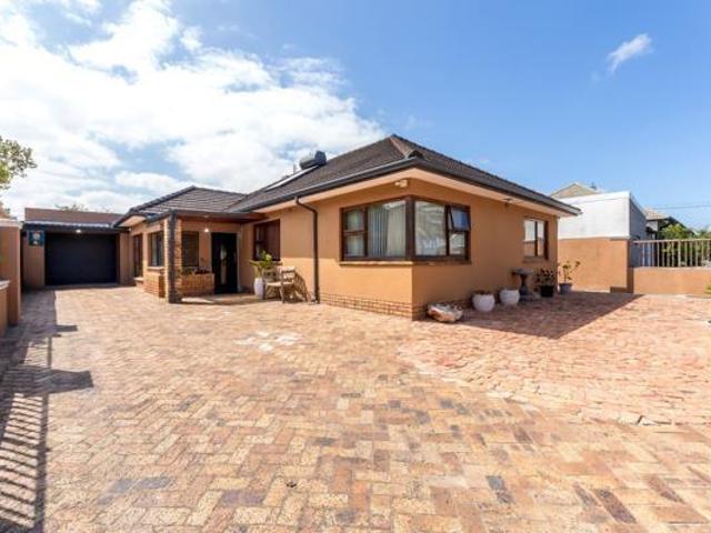3 Bedroom House in Rondebosch East