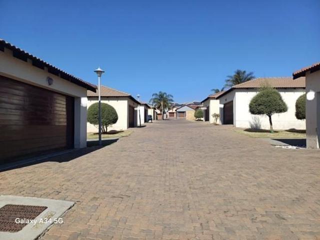 3 Bedroom House in Thatchfield