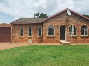 3 Bedroom House in Van Riebeeck Park