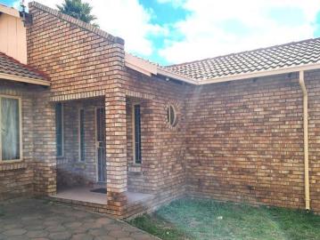 3 Bedroom House in Van Riebeeck Park