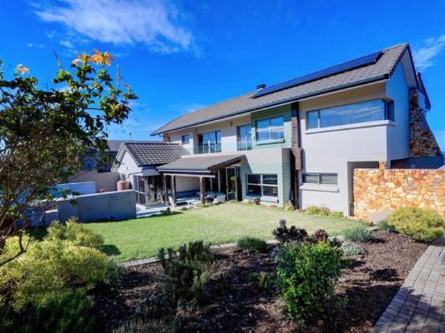 3 Bedroom House in Village On Sea