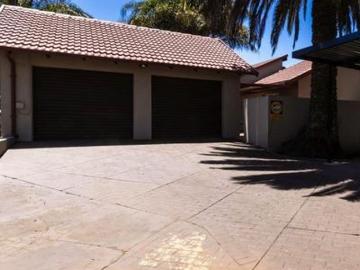3 bedroom house on the market in zwartkop