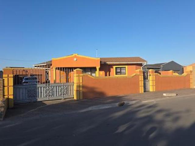 3 bedroom house on the market in lan.