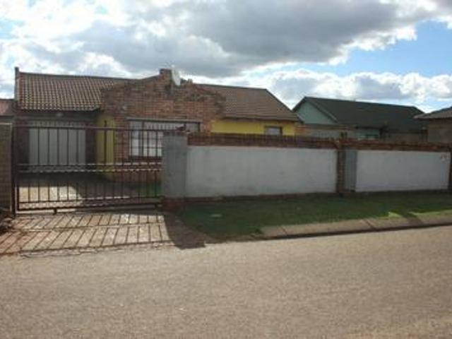 3 bedroom house on the market in mar.