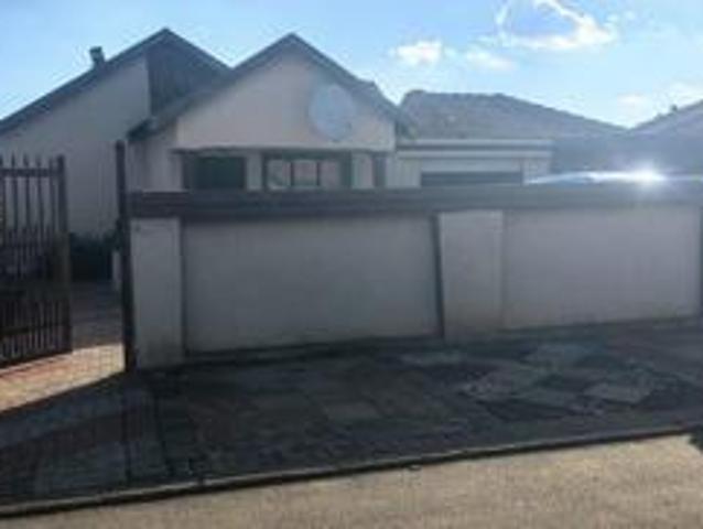 3 bedroom house on the market in sos.