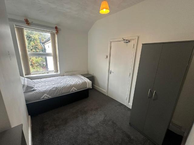 3 bedroom house of multiple occupation to rent