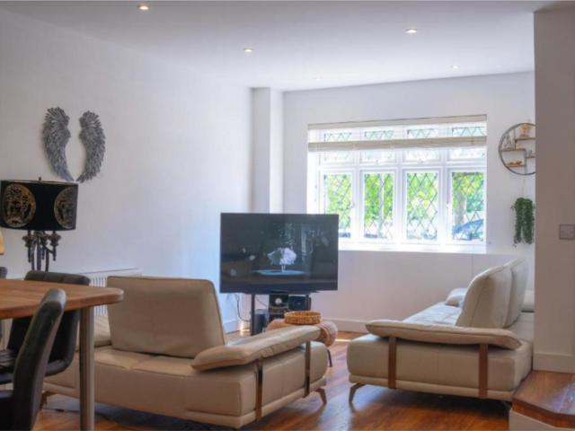 3 Bedroom House Orpington Orpington 106033653