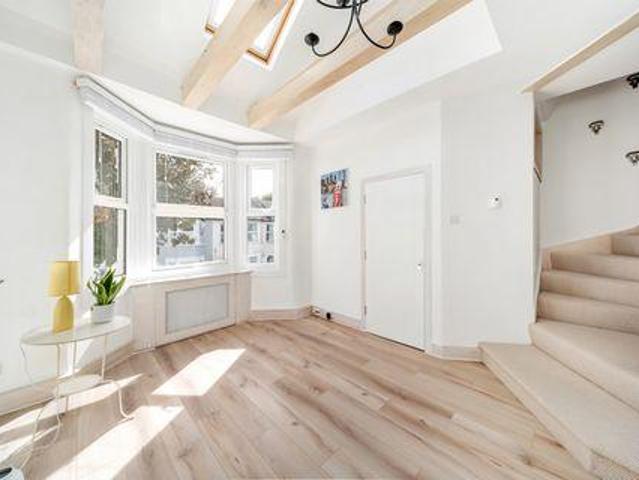 3 Bedroom House London England 105399115