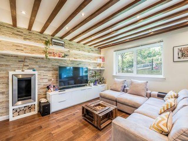 3 Bedroom House London England 103123735