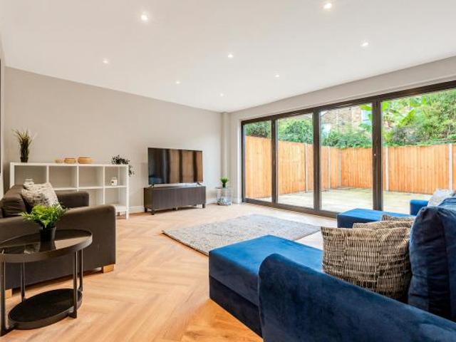 3 Bedroom House London London 84300408