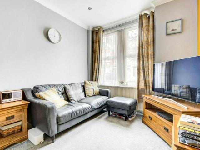 3 Bedroom House London London 105740429