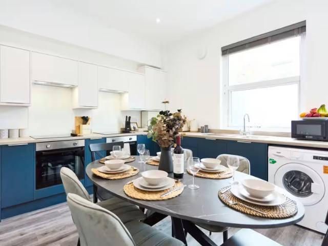 3 Bedroom House Leeds Leeds 98065000