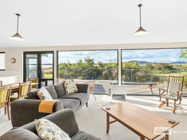 3 Bedroom House Little Grove WA 105932728