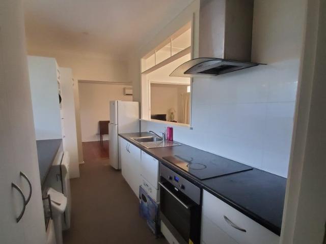 3 Bedroom house, modern kitchen & bathroom, Air conditioning, Garage, large living area, Great views of lake
