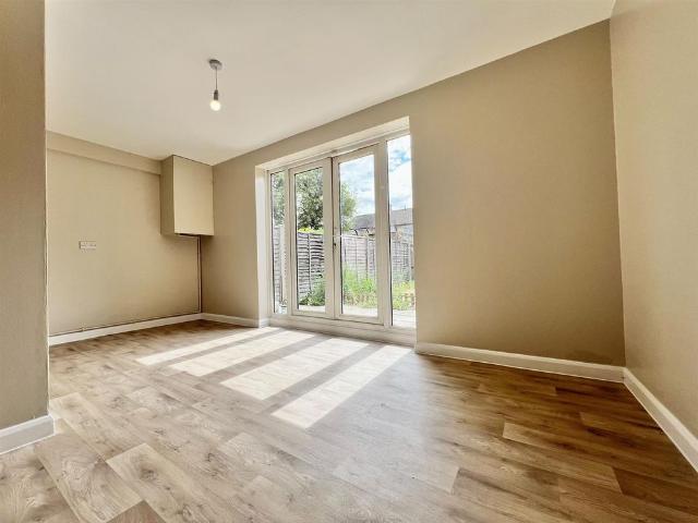 3 bedroom house mid terrace