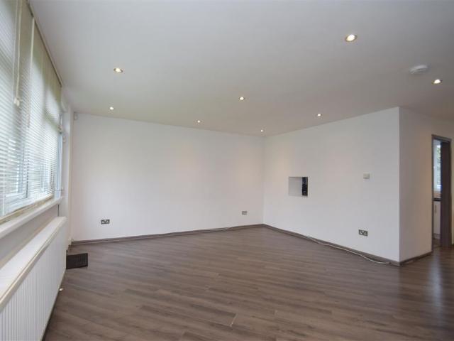 3 bedroom house mid terrace