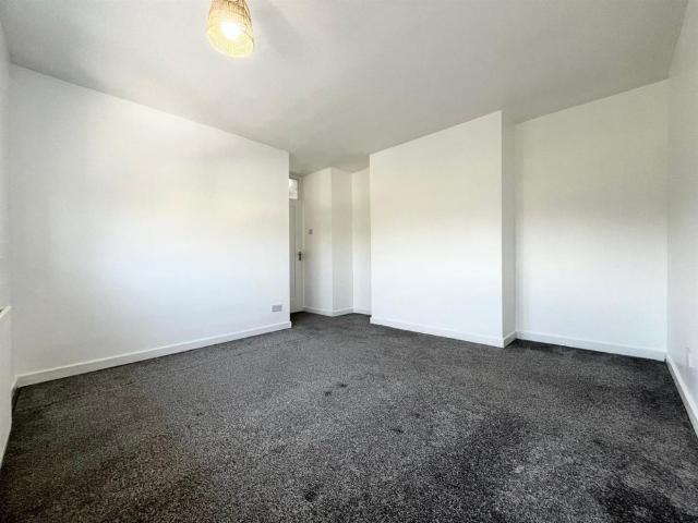 3 Bedroom House Mid Terrace To Let