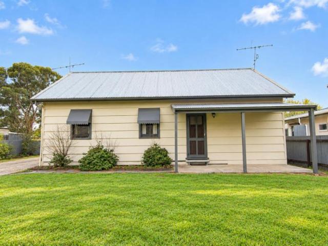 3 Bedroom House Naracoorte SA 105932207