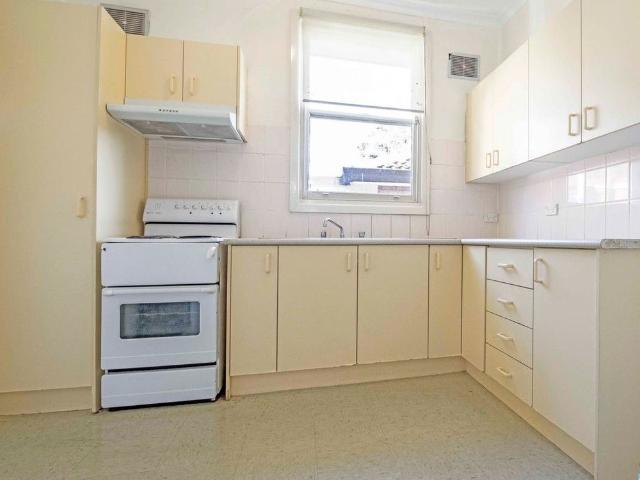 3 bedroom house sitting in the prime location close to train station