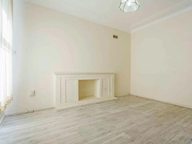 3 bedroom house sitting in the prime location close to train station