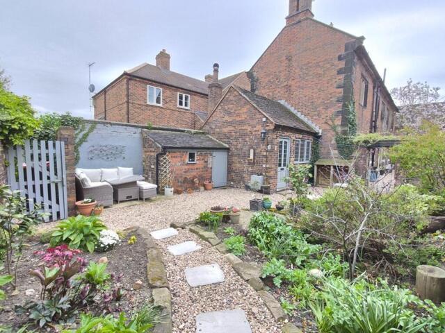 3 Bedroom House Staffordshire Staffordshire 101678689