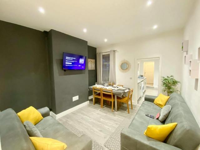 3 Bedroom House Stoke Stoke 105468208