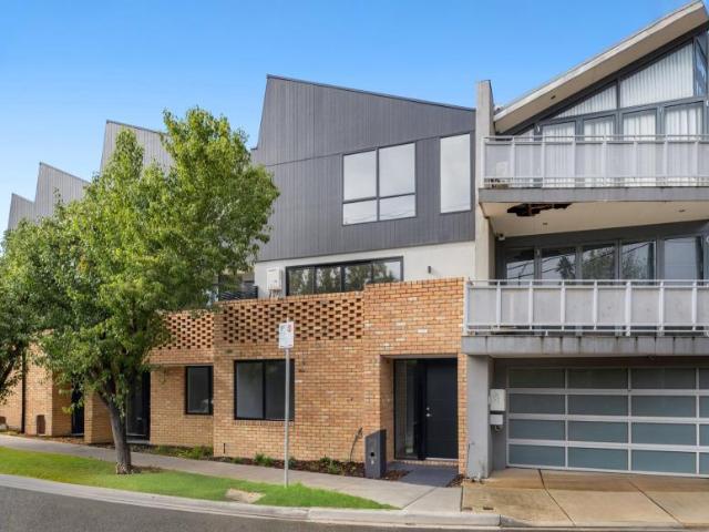 3 Bedroom House Strathmore VIC 104145336