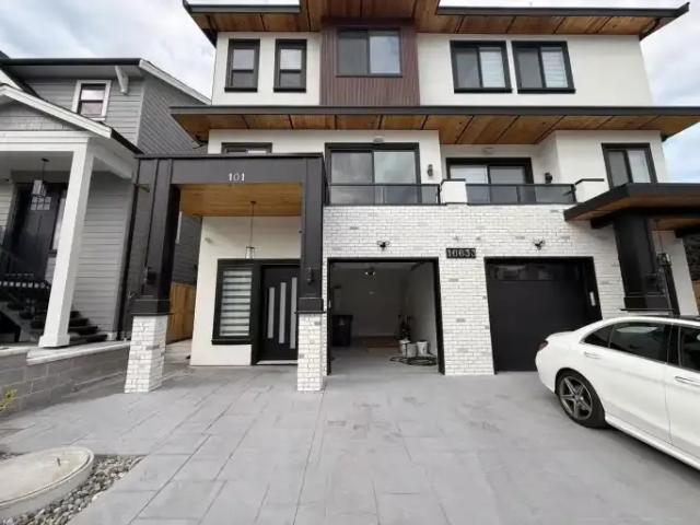 3 Bedroom House Surrey BC 105435206