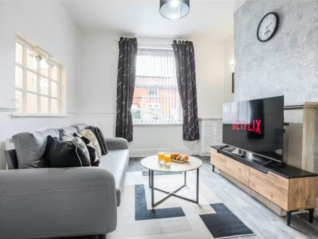 3 Bedroom House Swinton Swinton 97137864