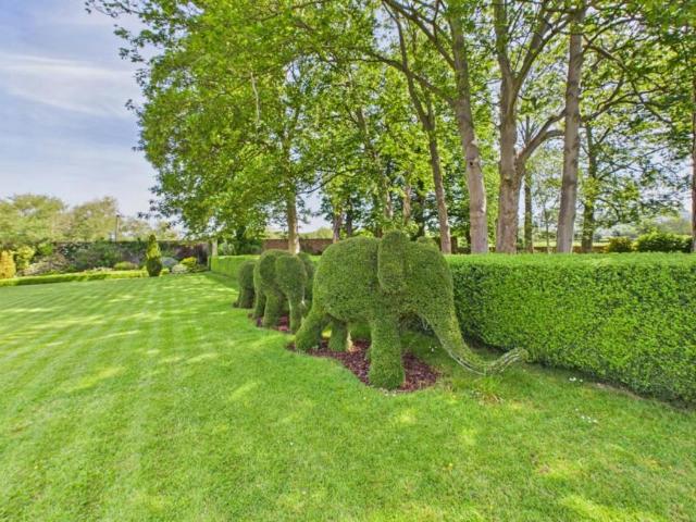 3 Bedroom House Prestbury Prestbury LS105186676