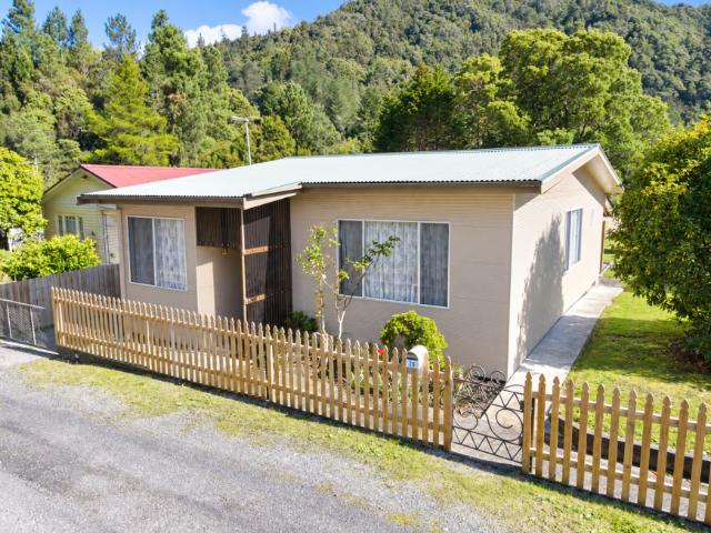 3 Bedroom House Queenstown TAS 106076253