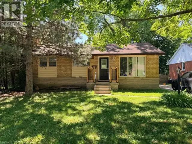 3 Bedroom House Waterloo ON 104106874