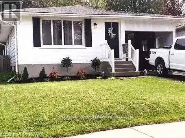 3 Bedroom House Waterloo ON 105543601