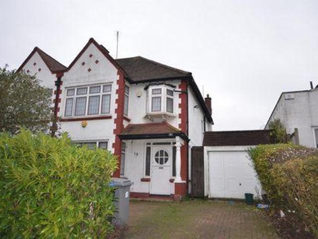 3 Bedroom House Wembley England 104988895