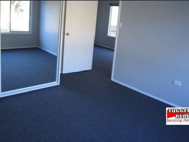 3 bedroom house with 2 bedroom flat, Berkeley Vale, $1000 p/w