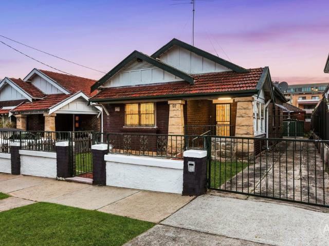 3 bedroom house with 2 toilets and separate kitchen