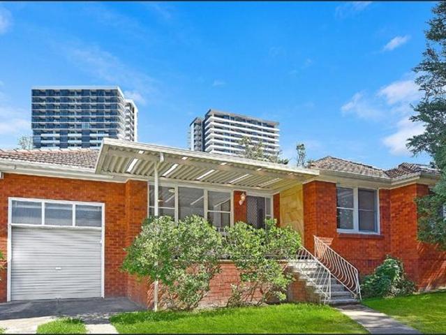 3 bedroom house with walk distance to station