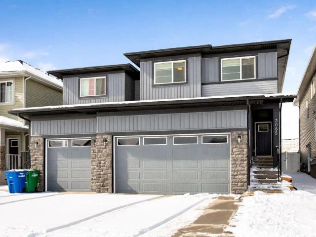 3 Bedroom House with double attached garage for rent in Airdrie — 3 Bedrooms Duplex