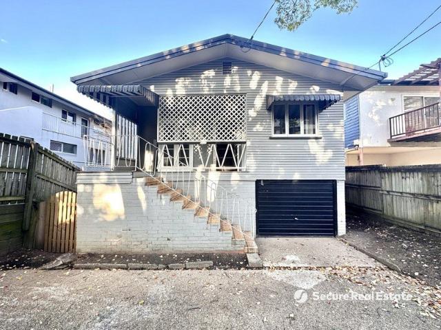 3 Bedroom House with Downstairs Study Close to UQ!