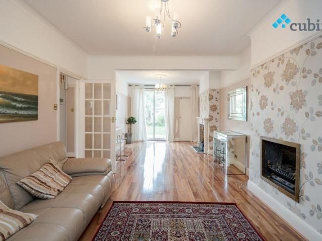 3 Bedroom House with garden and garage