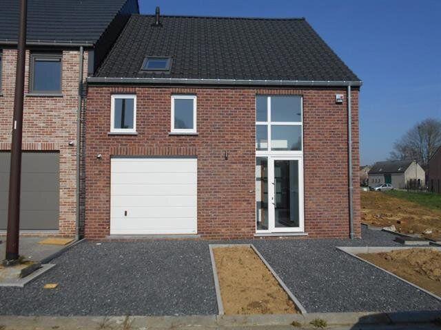 3 bedroom house with garden and garage