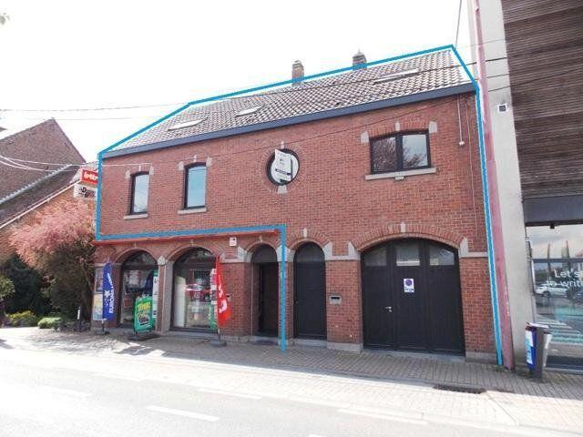 3 bedroom house with garden and garage