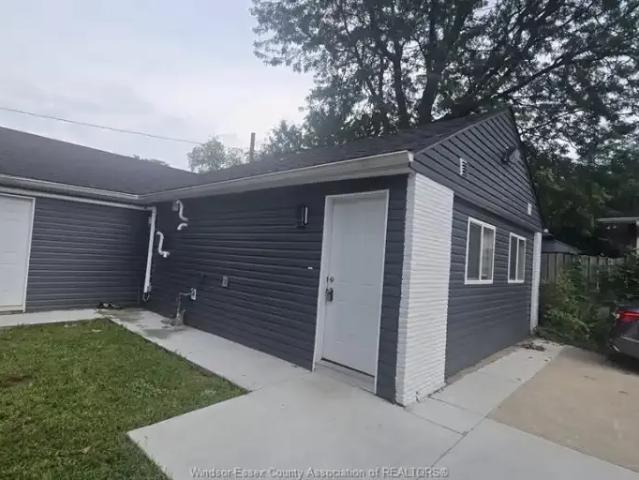 3 Bedroom House Windsor ON 105643422