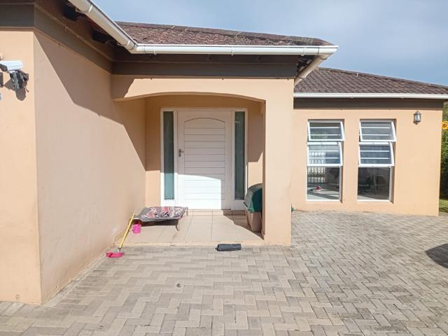 3 Bedroom House To Let in Beacon Bay North